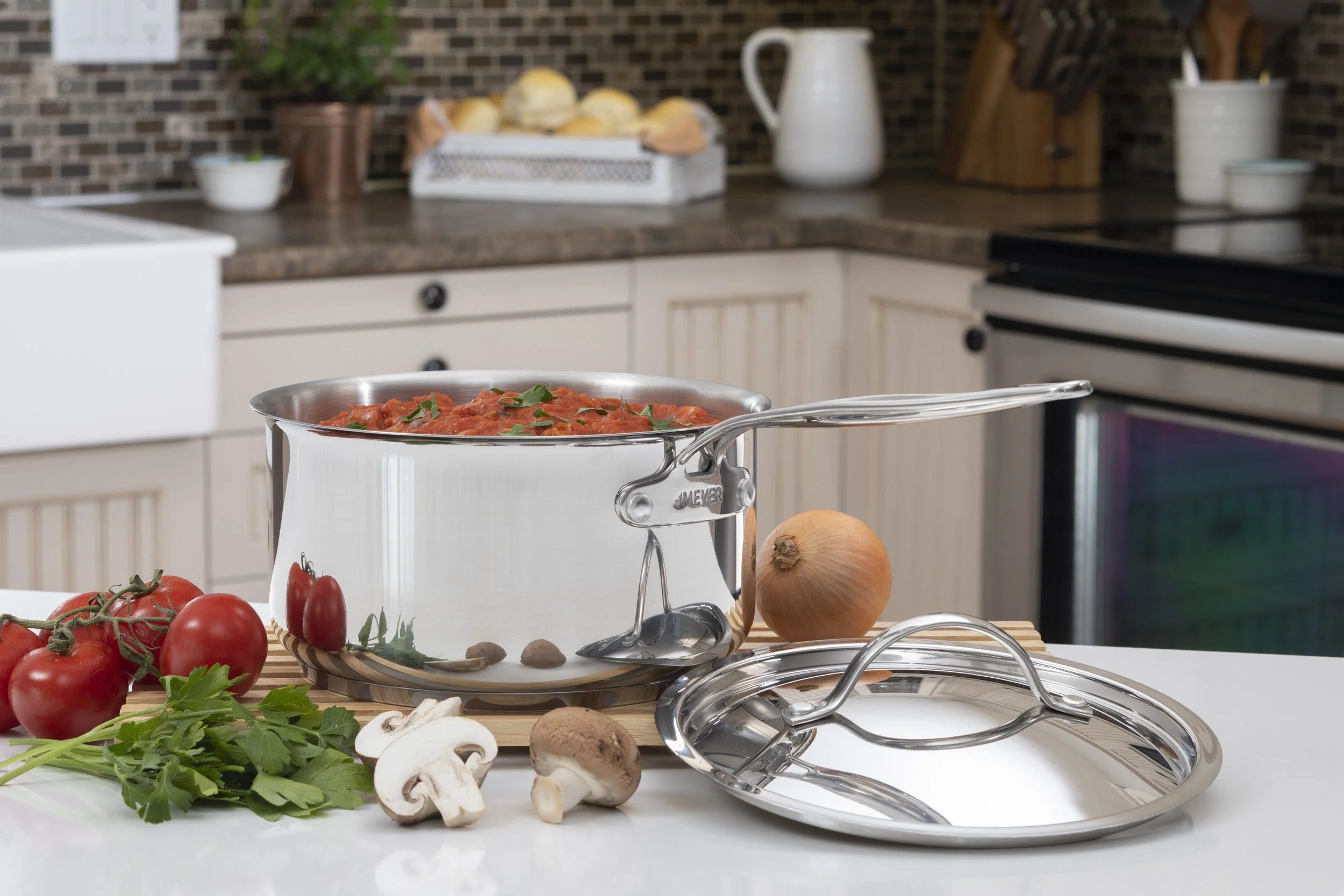 Meyer Confederation Stainless Steel 2L Saucepan with cover, Made in Canada - Image 4