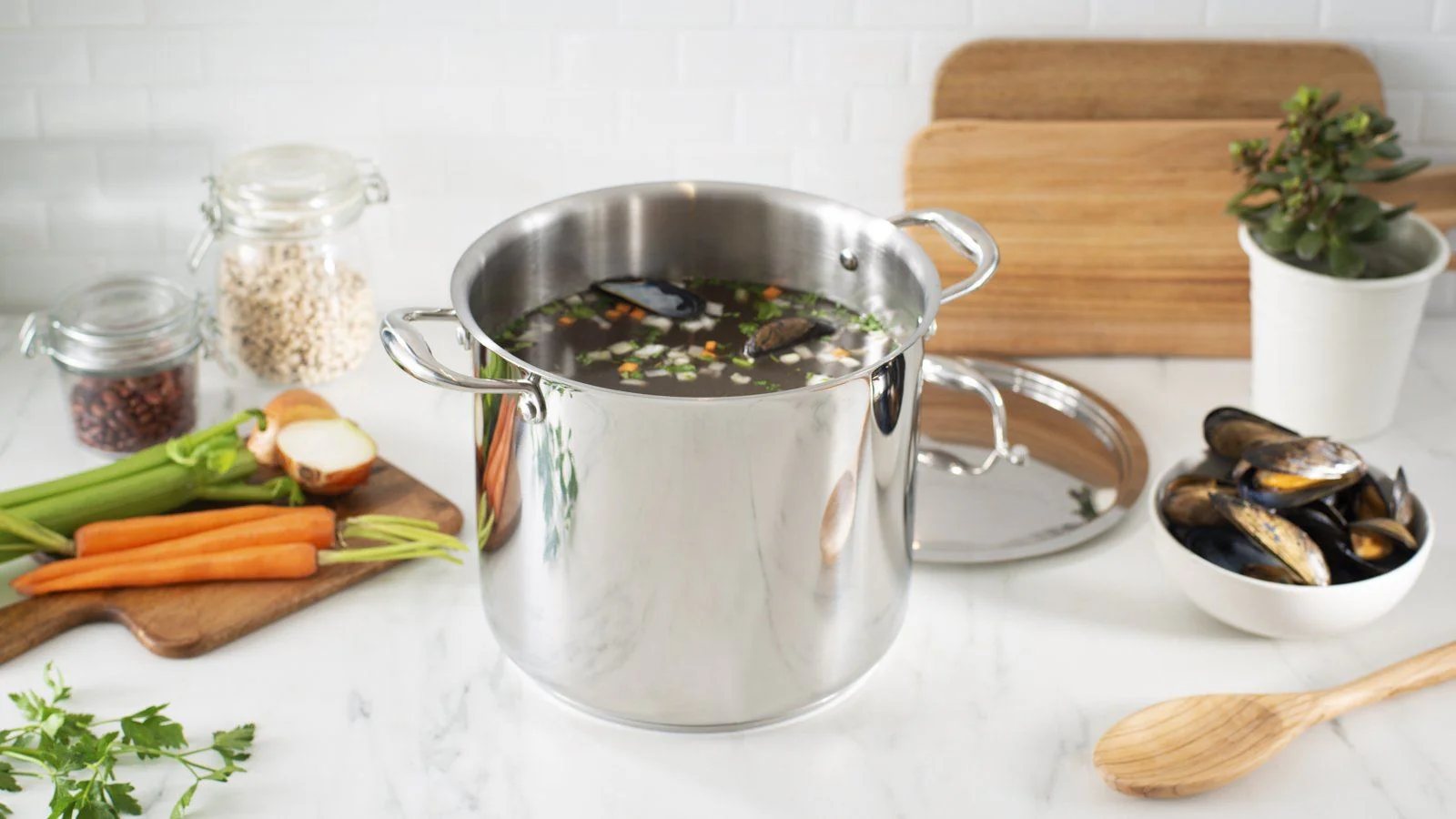 Meyer Accolade Stainless Steel 9L Stock Pot with cover, Made in Canada - Image 4